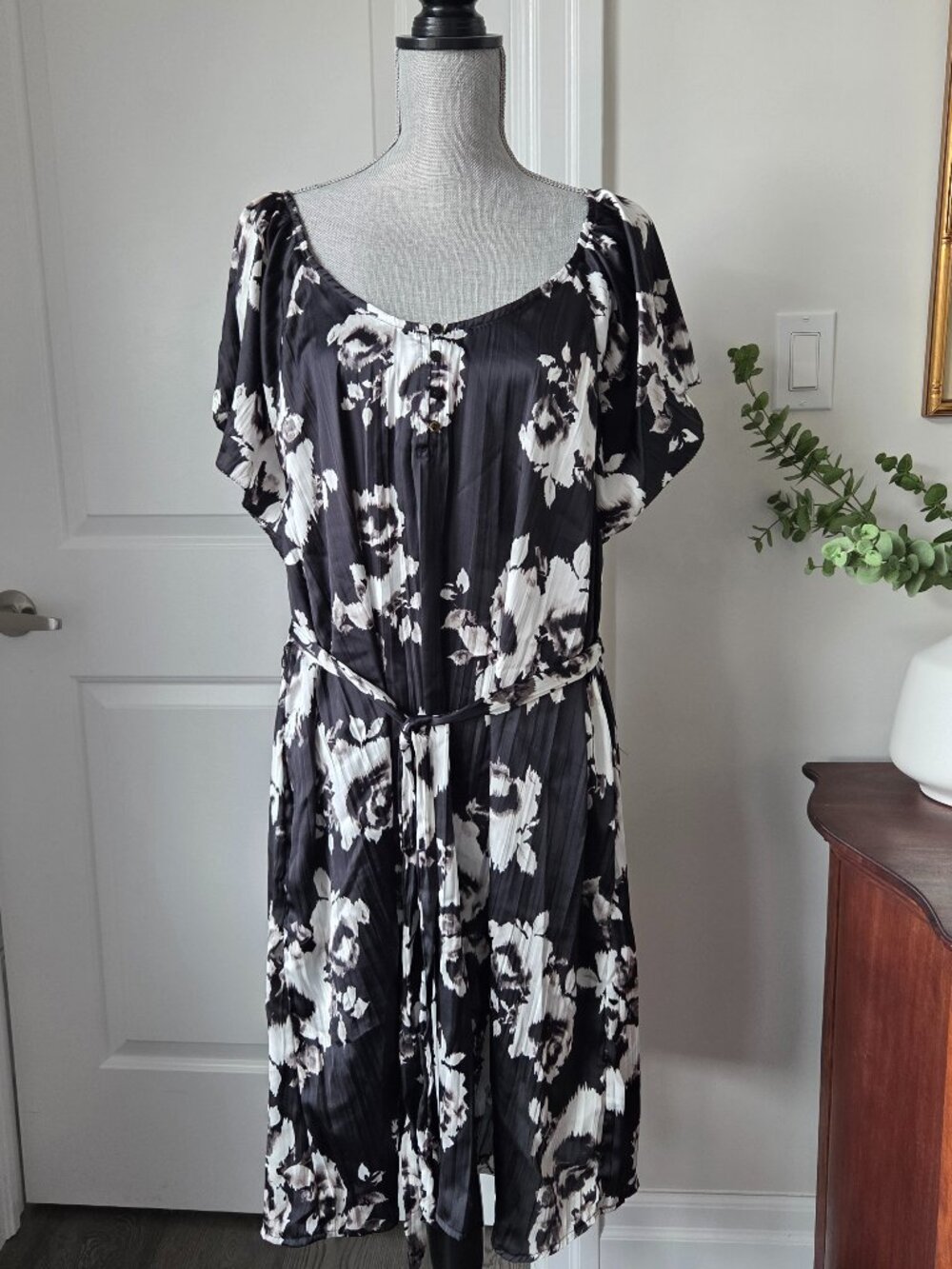 Liverpool flutter sleeve v neck floral black and white dress with tie size xl